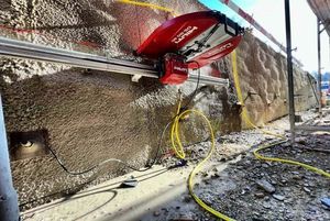 Beton einer Strasse wird mit einer Maschine geschnitten