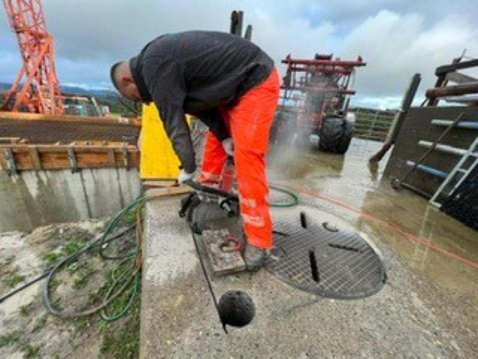 Mitarbeiter der SJ-TOTAL GMBH schneidet Beton