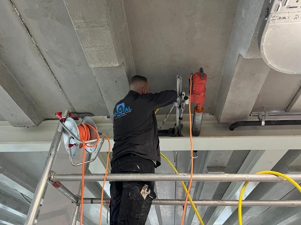 Mitarbeiter der SJ-TOTAL GMBH führt Bohrarbeiten durch