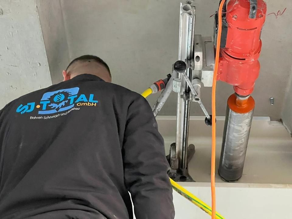 Mitarbeiter der SJ-TOTAL GMBH kontrolliert Bohrarbeiten