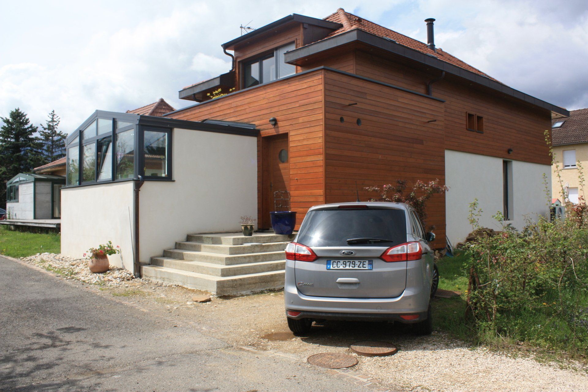 Voiture et maison rénovée