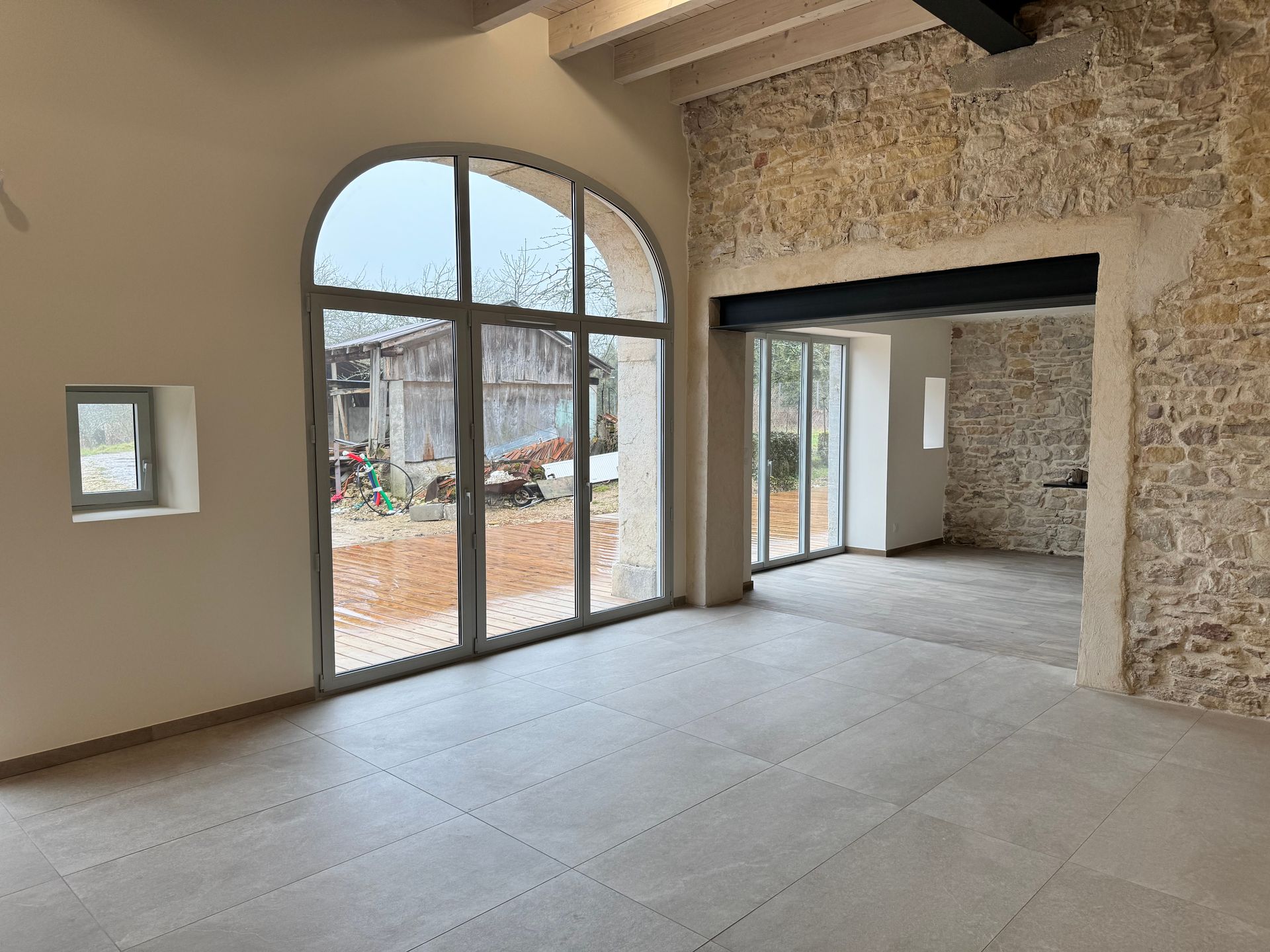 Intérieur d'une maison avec murs en pierres