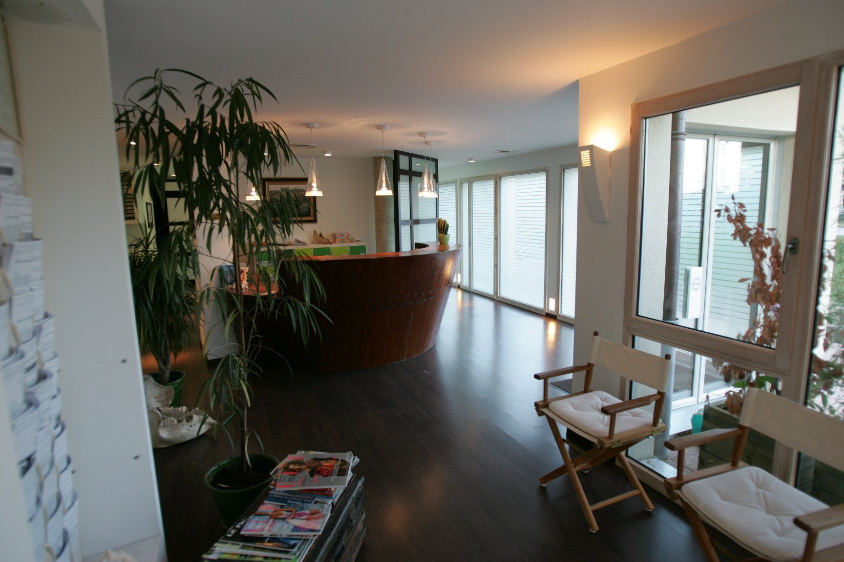 Pièce d'accueil d'une entreprise avec un joli mobilier