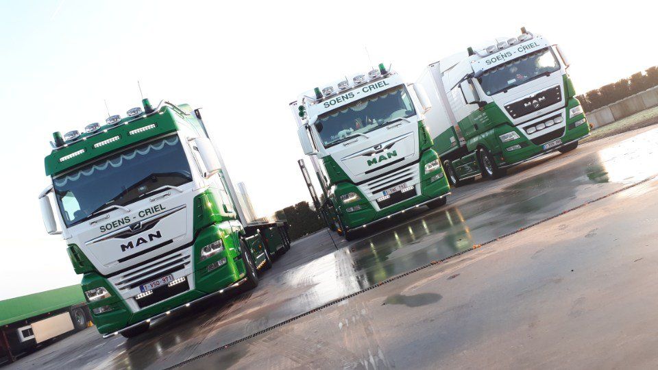 Onze groene en witte vrachtwagens