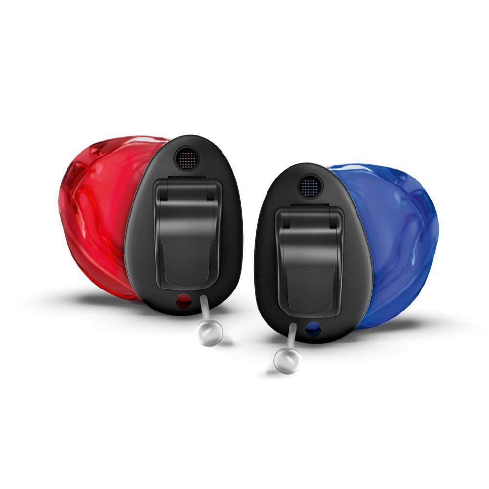 ein Hörgerät liegt auf einem weißen Tisch .