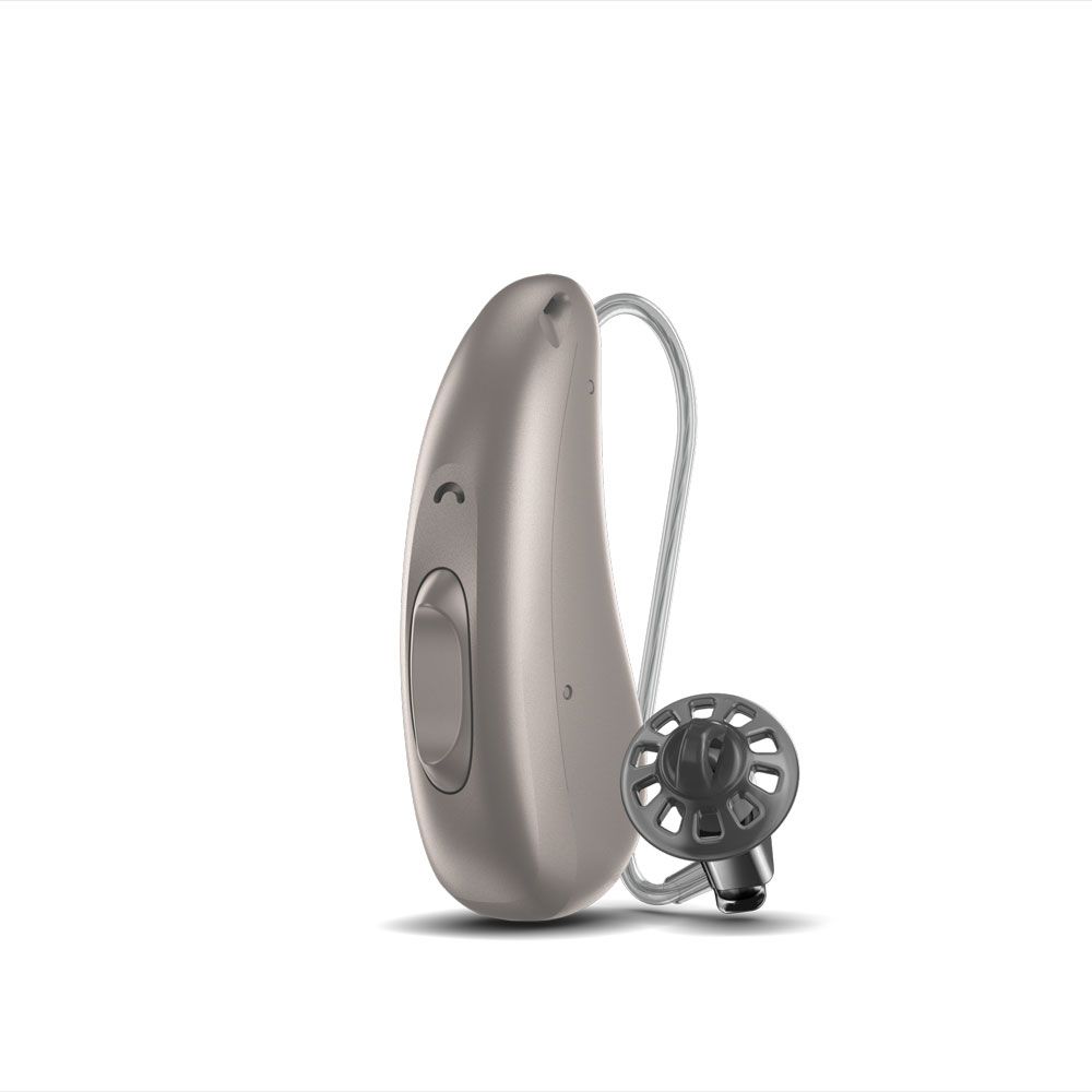 ein Hörgerät von siemens , das an einem Ohr befestigt ist .