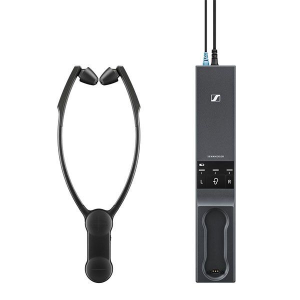 ein Paar Kopfhörer neben einem sennheiser Ladegerät