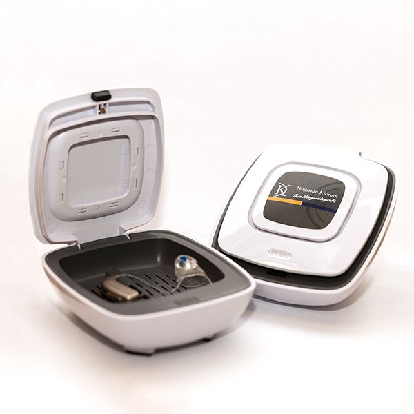 ein Hörgerät in einer weißen und schwarzen Box