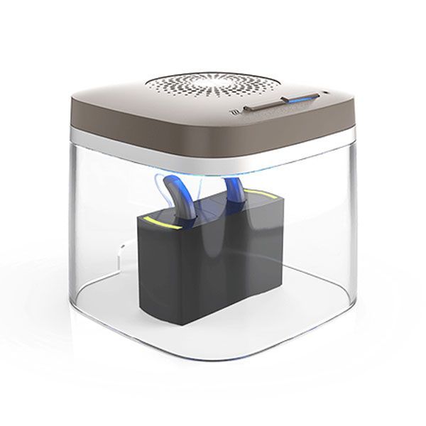 ein Gerät , das Hörgeräte in einem Glas trocknet .