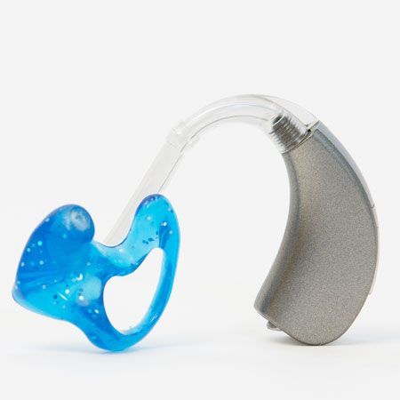 ein Hörgerät mit blauen Ohrstöpsel auf weißem Hintergrund .