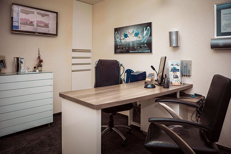 ein kleiner Raum mit einem Schreibtisch und einem Stuhl