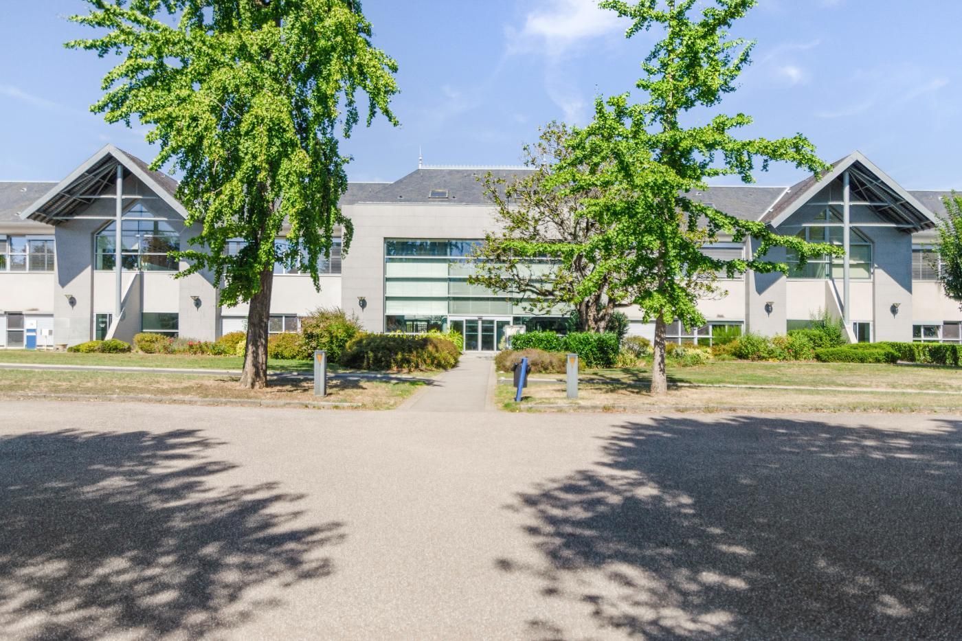 Un grand bâtiment avec beaucoup de fenêtres.