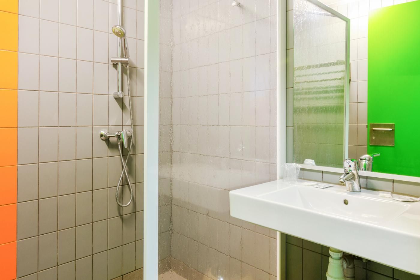 Une salle de bain avec lavabo et miroir.