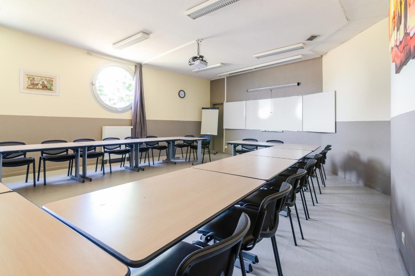 Une salle de reunion avec un tableau blanc et un tableau blanc.