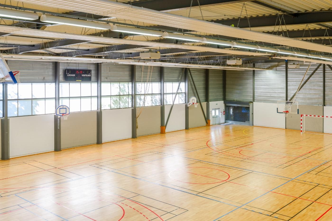 Un grand terrain de basket couvert avec un filet de basket.