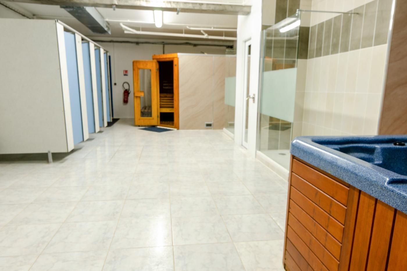 Une salle de bain avec lavabo et miroir.