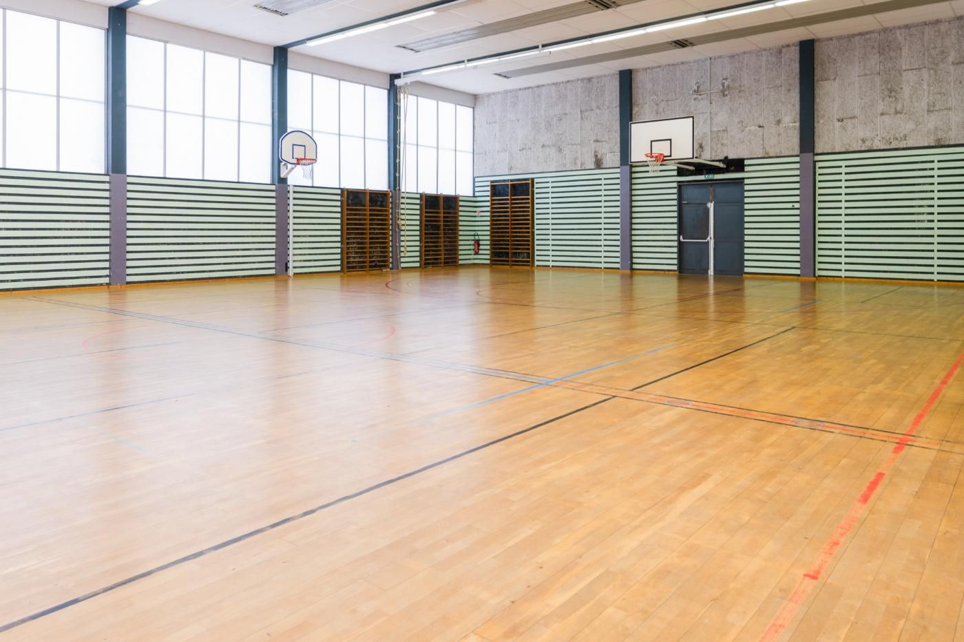 Un terrain de basket.