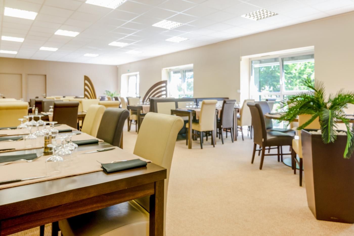 Un restaurant avec une table et des chaises.
