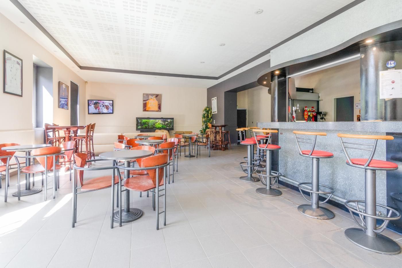 Un restaurant avec un bar et une télévision.