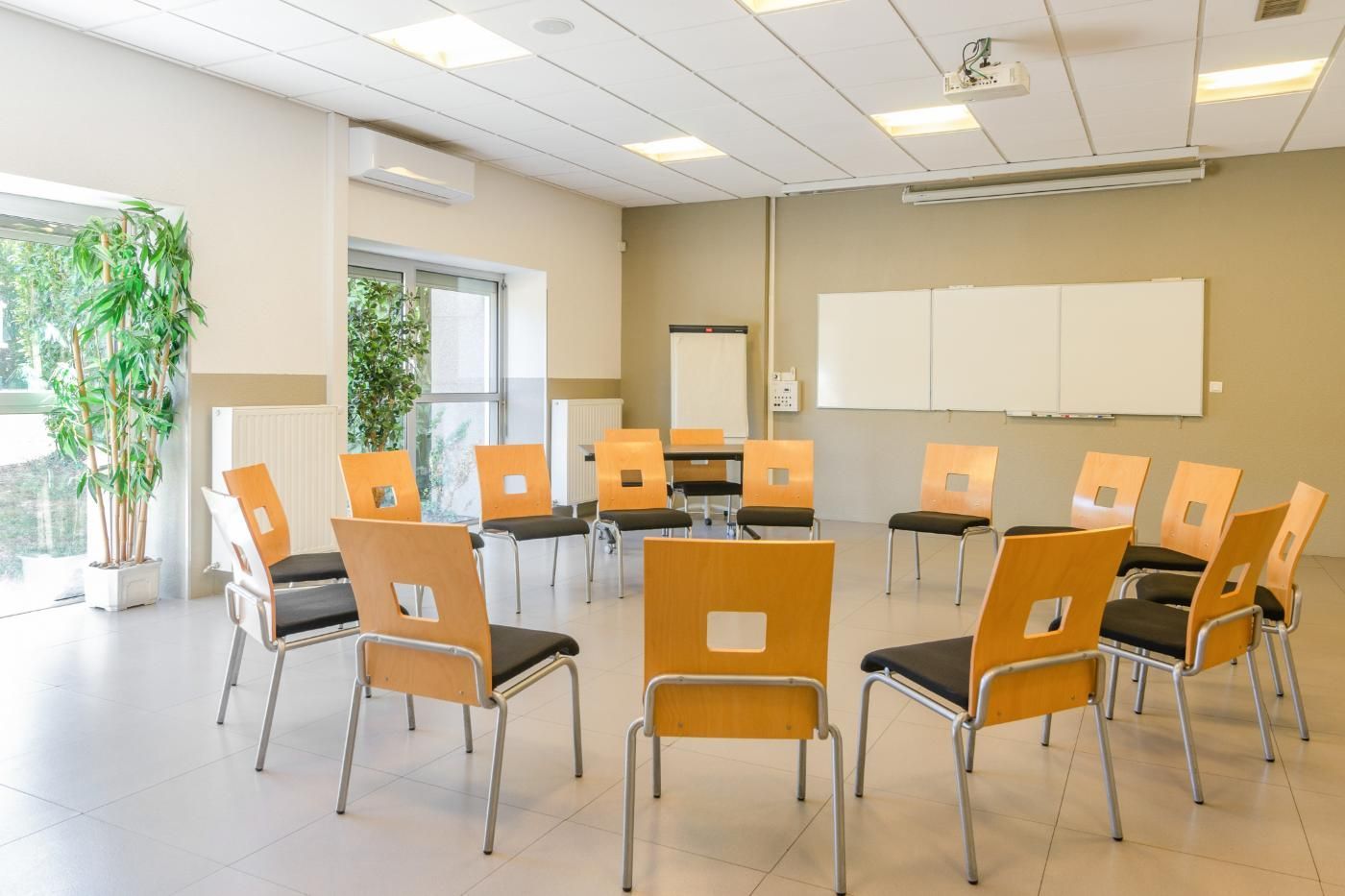 Image d'une salle de réunion avec des chaises disposés en rond