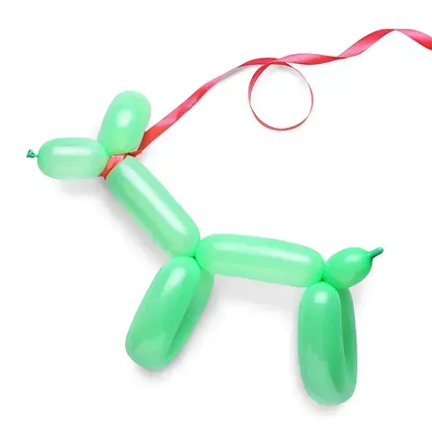 Un perro globo verde con una cinta roja alrededor del cuello.