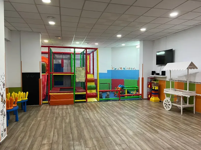 Hay un patio de juegos en el medio de la habitación.