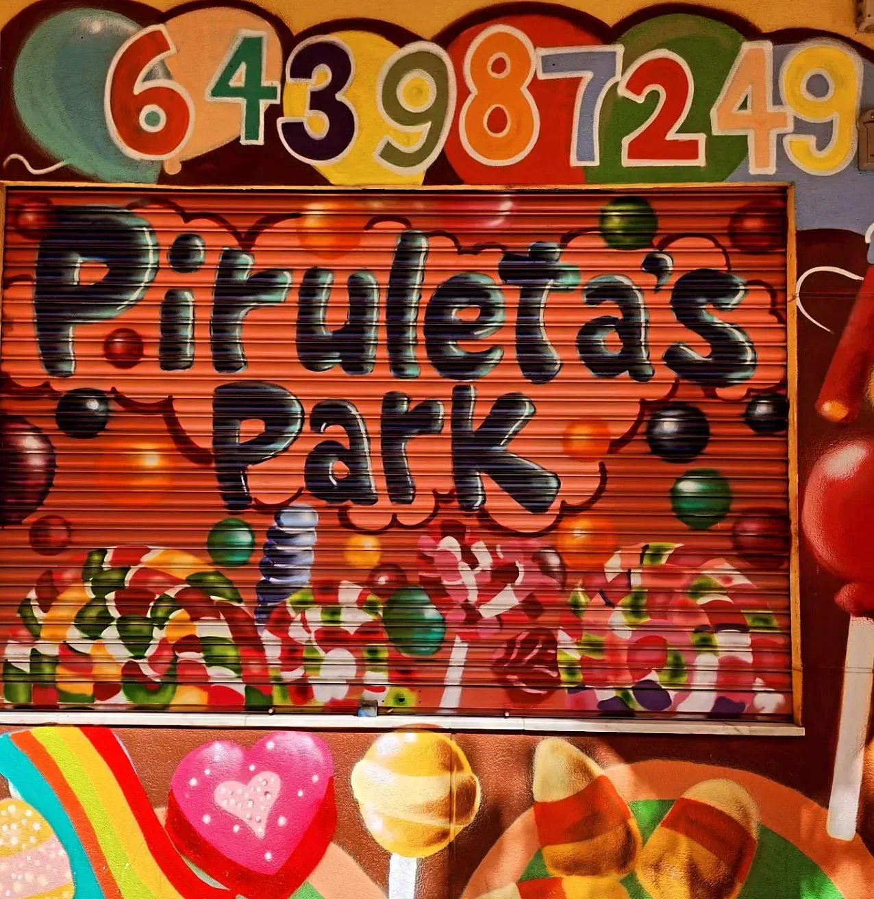 Un cartel que dice piruletas park.