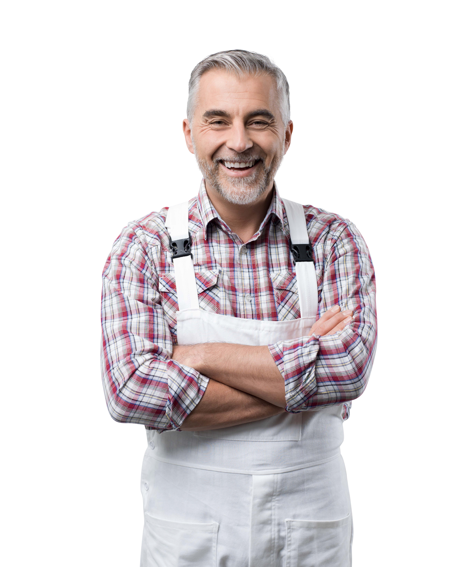 Homme aux bras croisés, portant une chemise à carreaux et une salopette blanche, souriant.