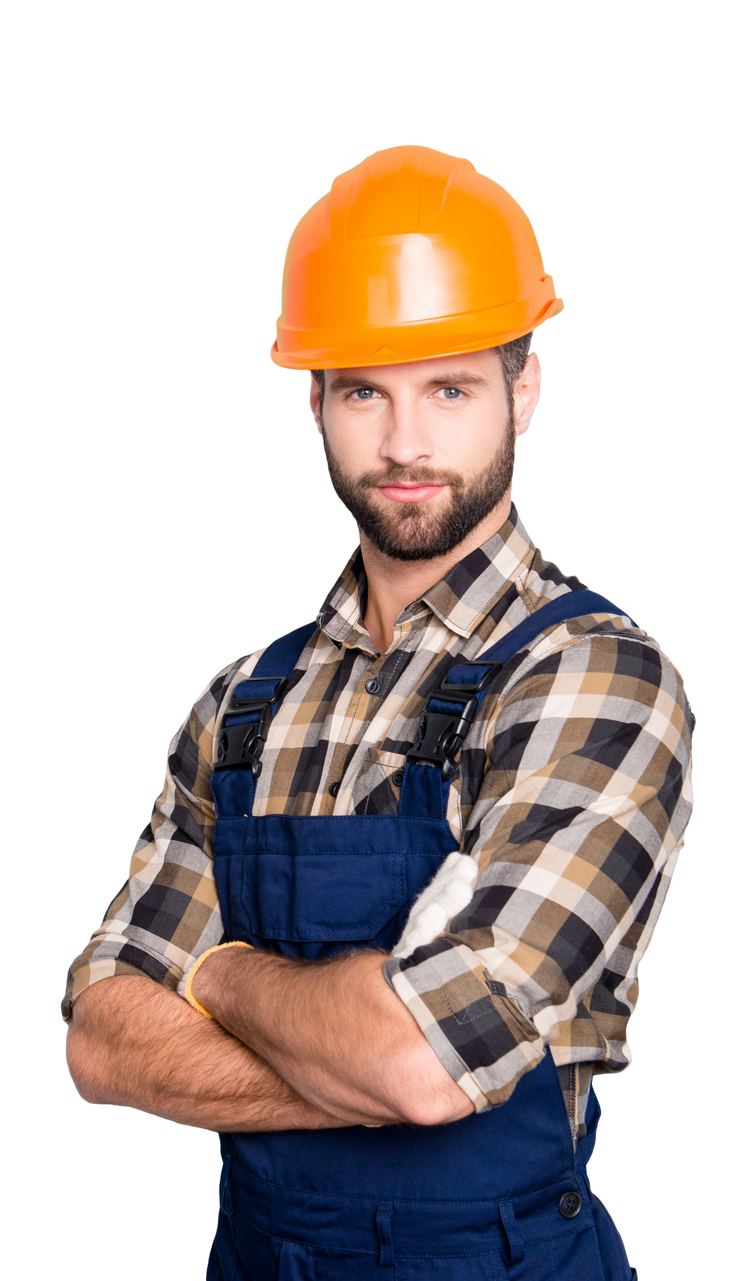 Homme portant un casque orange et une salopette bleue, les bras croisés.