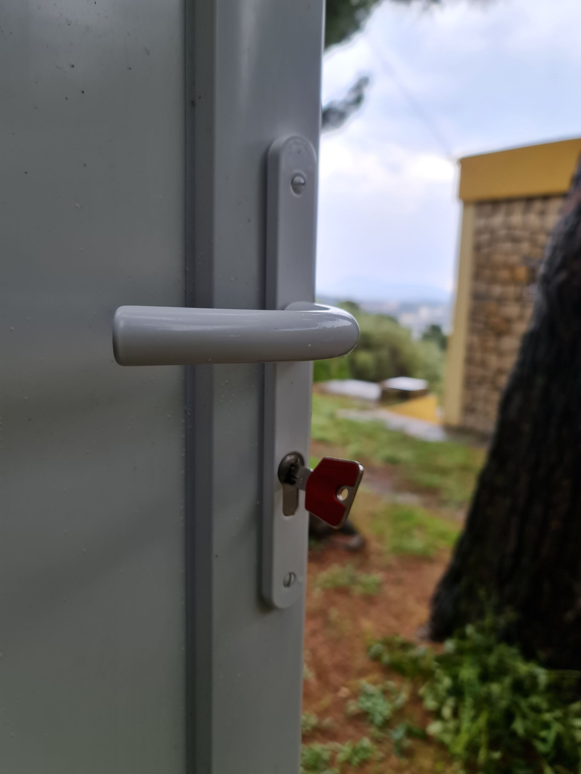 Clé dans la serrure d'une porte blindée