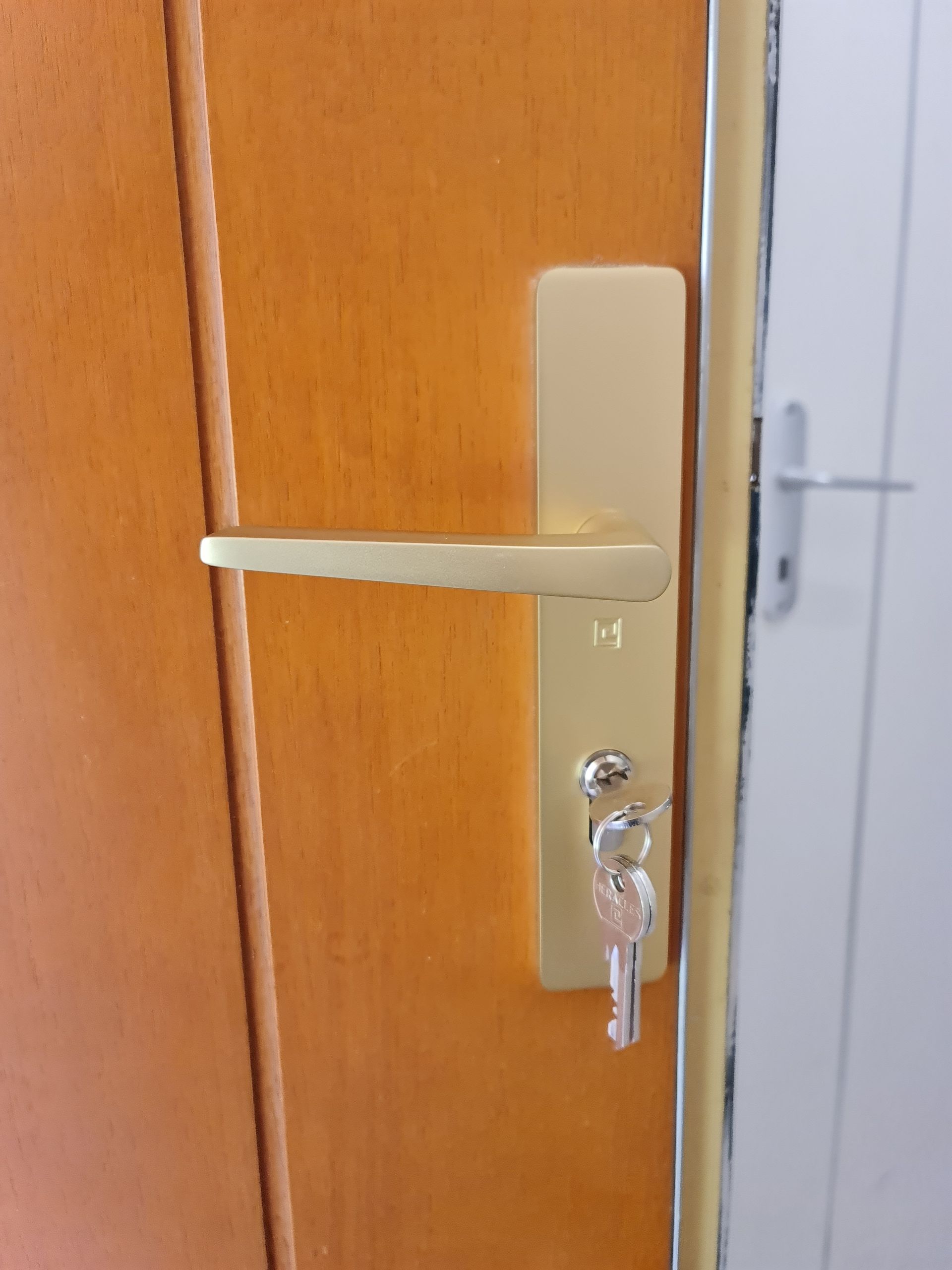 Clé dans la serrure d'une porte blindée