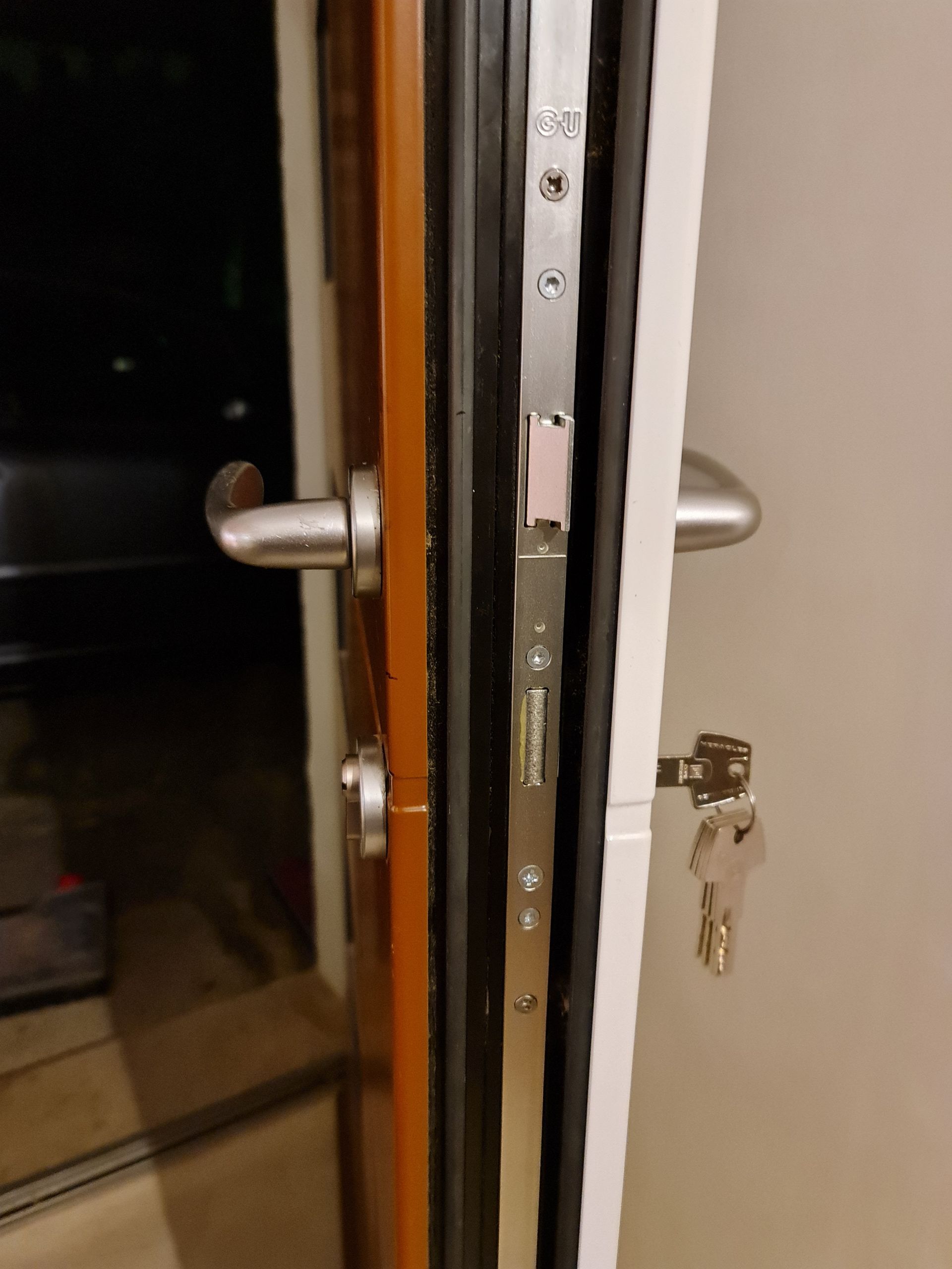 Porte ouverte et clé dans la serrure