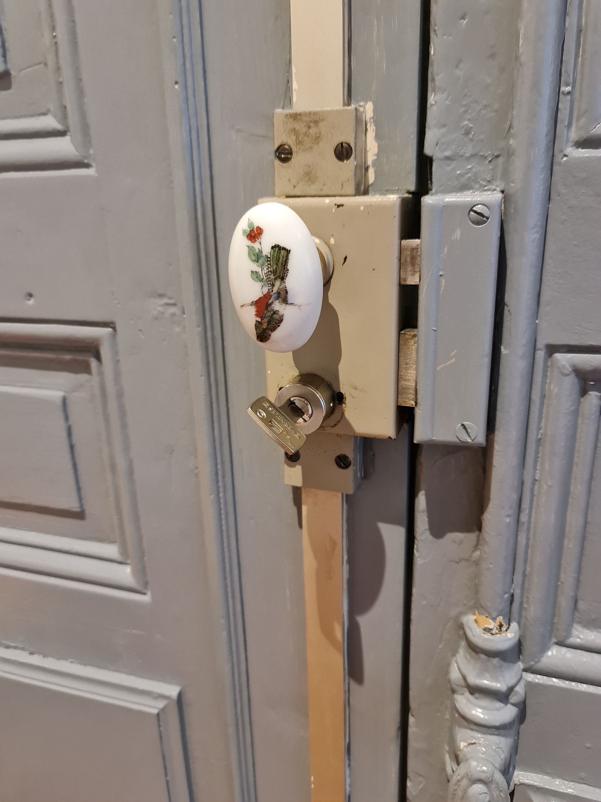 Clé dans la serrure d'une porte blindée