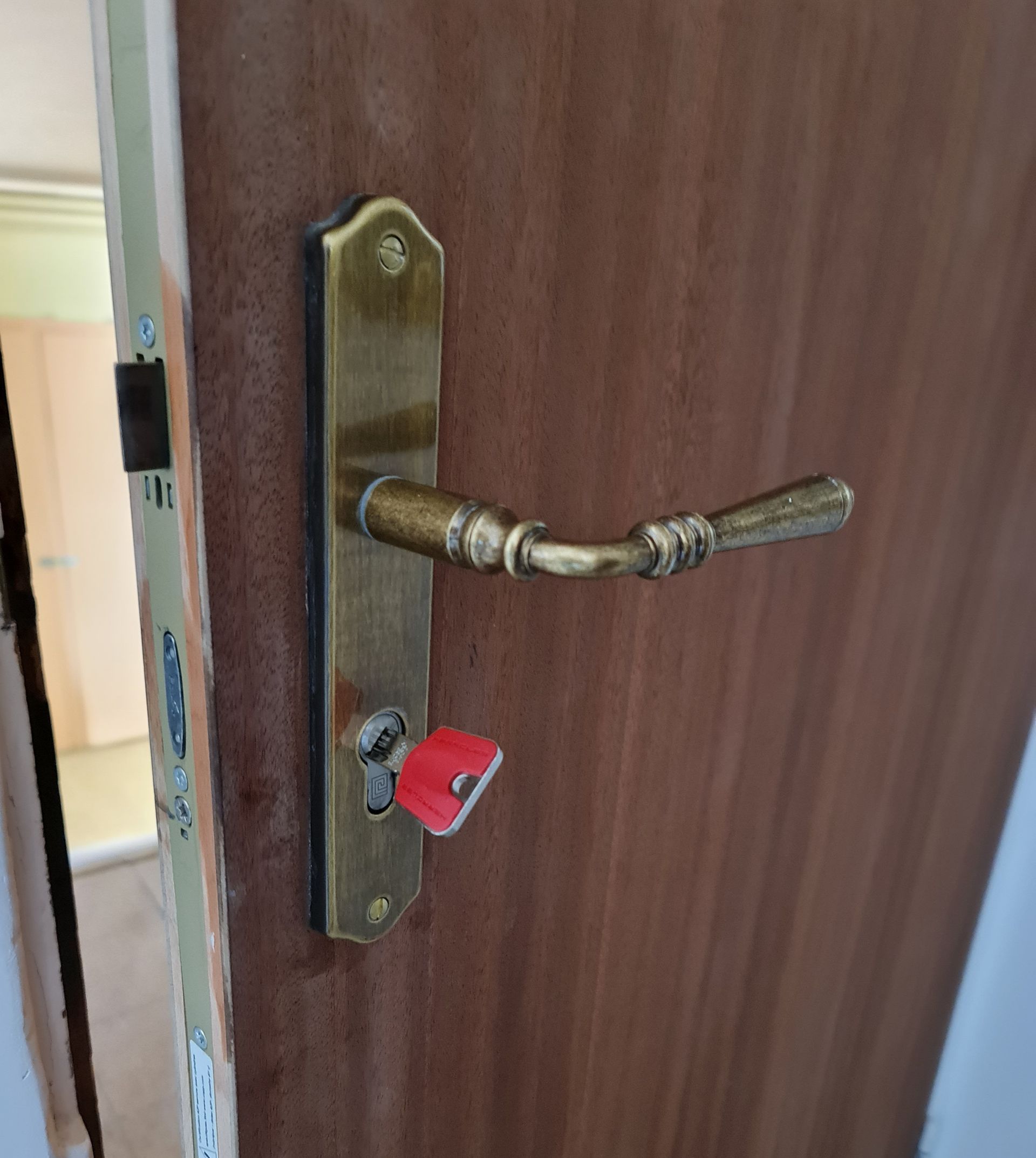 Clé rouge dans une poignée de porte