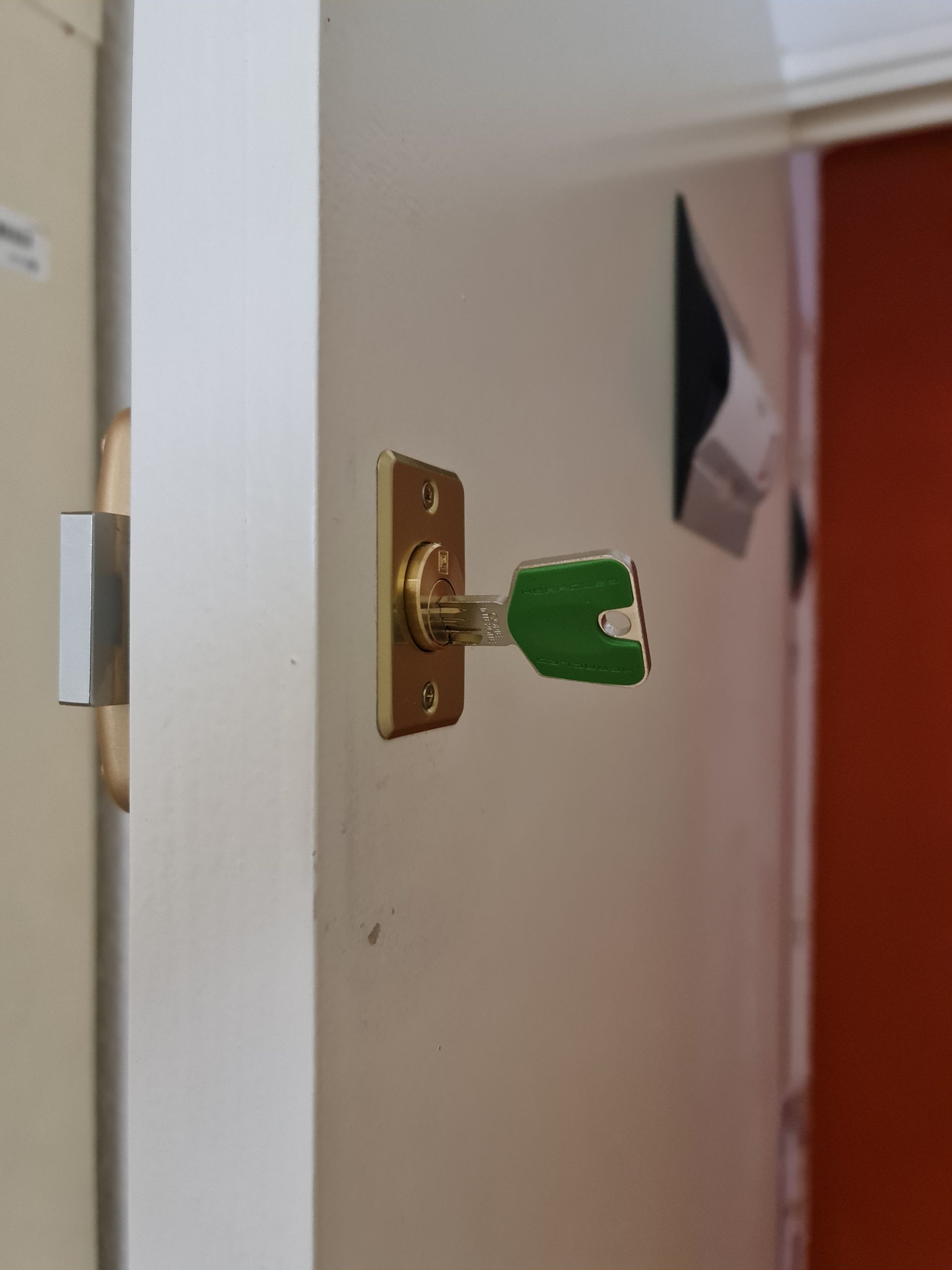 Clé rouge dans une serrure