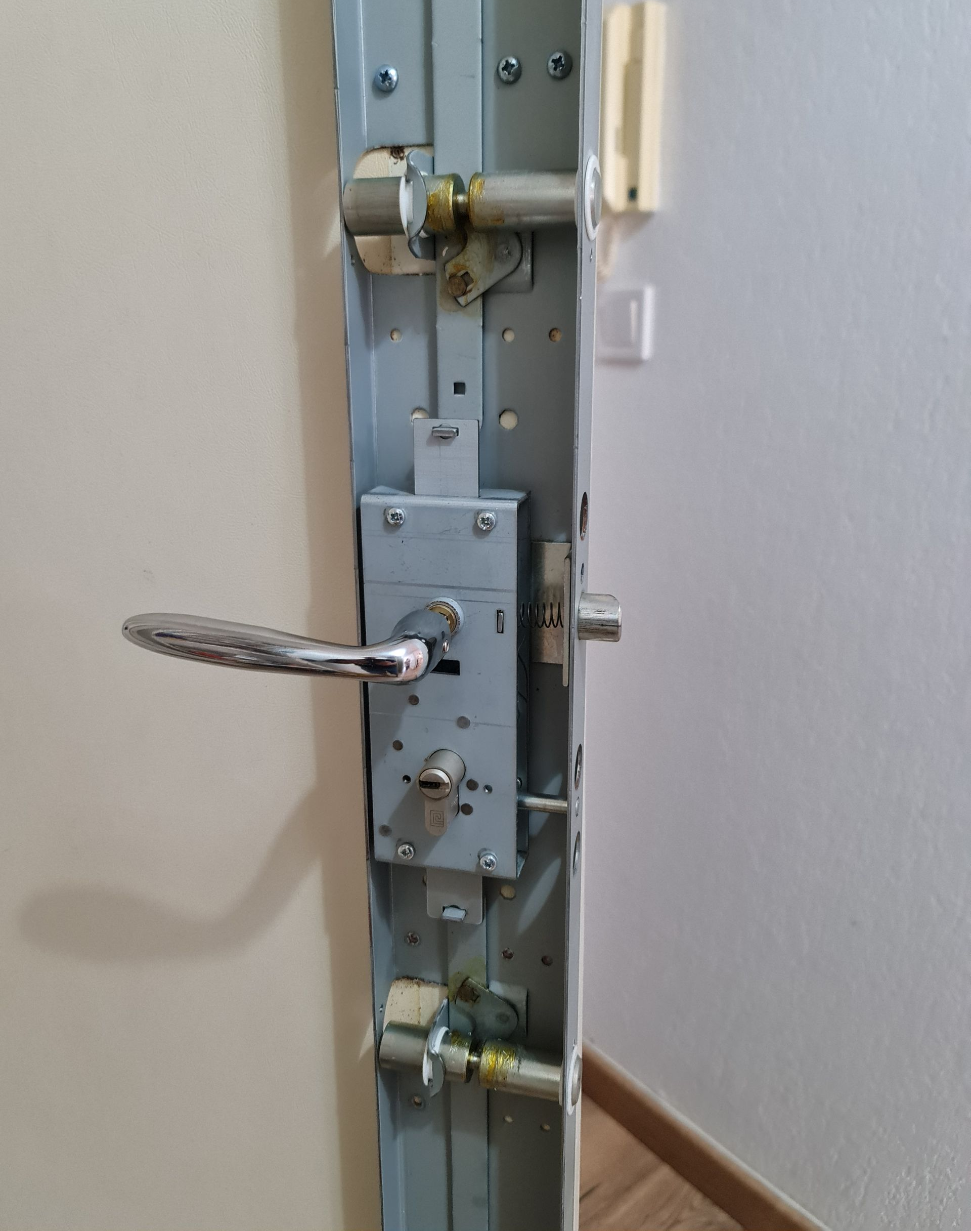 Clé dans la serrure d'une porte blindée