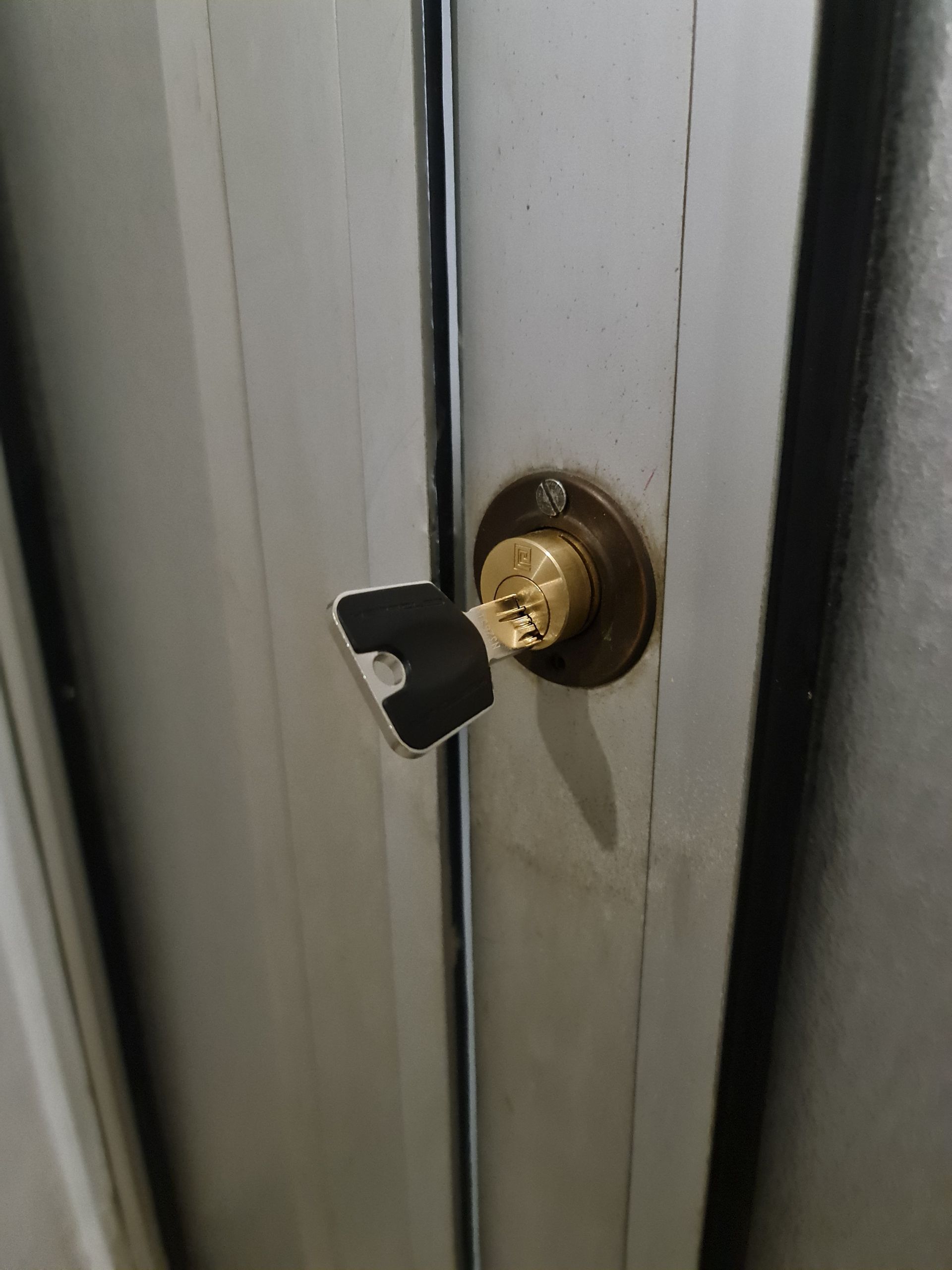 Clé dans la serrure d'une porte blindée