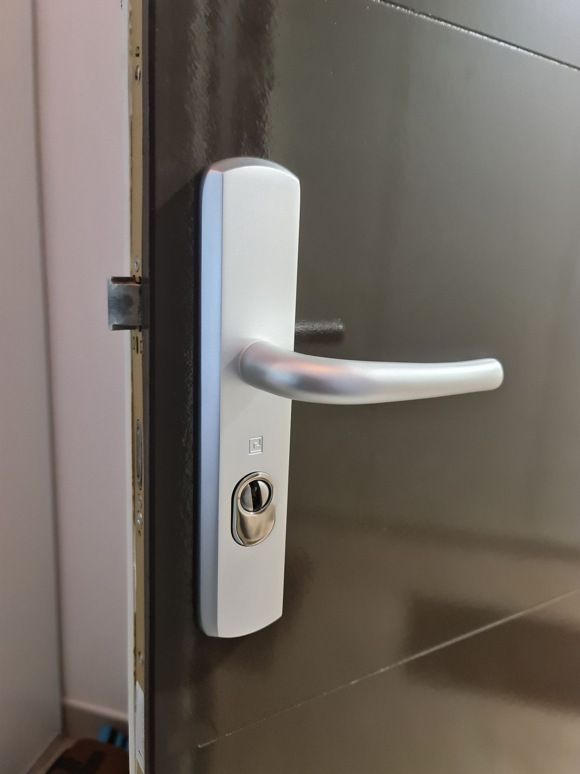 Une porte ouverte et une poignée de porte