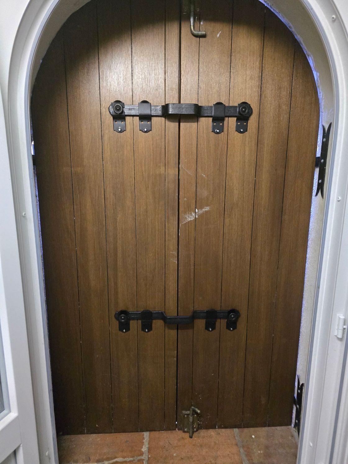 Clé dans la serrure d'une porte blindée