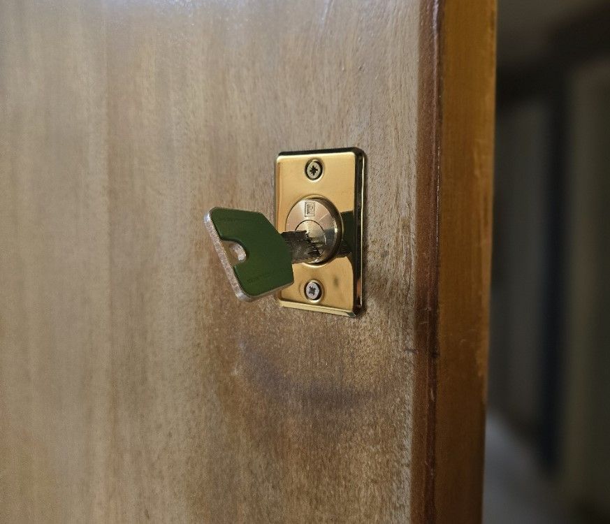Clé dans la serrure d'une porte blindée