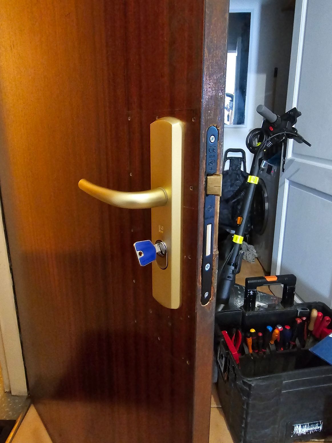 Porte ouverte donnant sur une rue