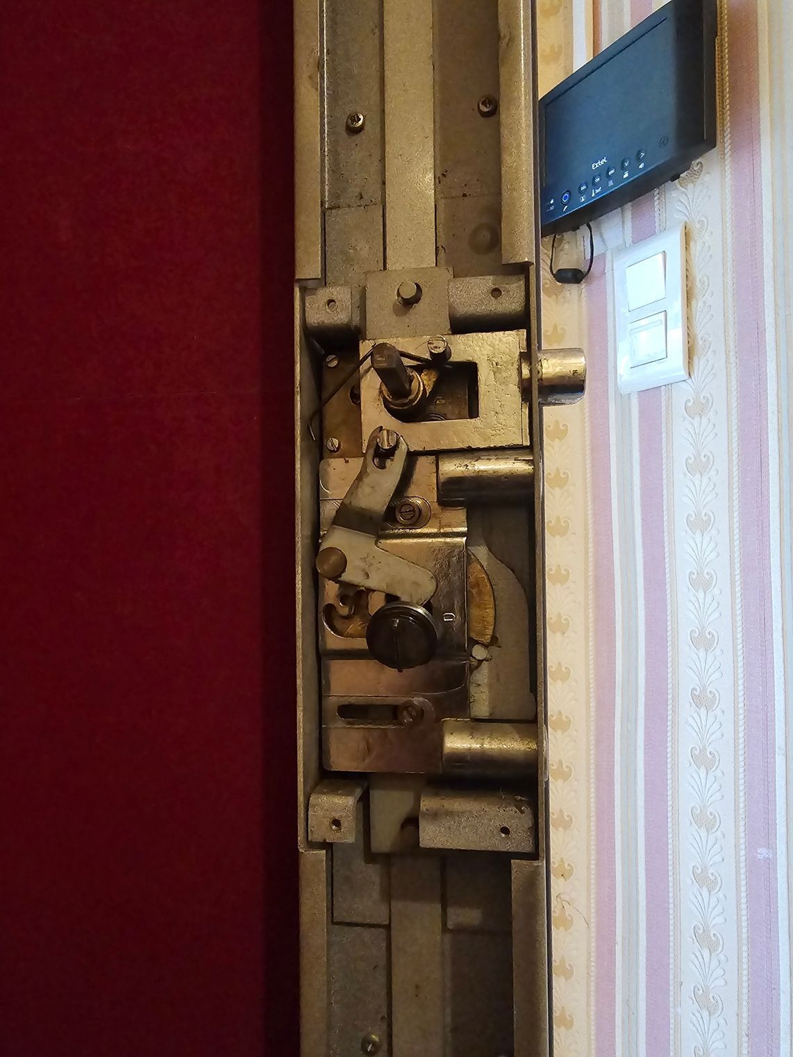 Clé violette dans une serrure de porte blindée