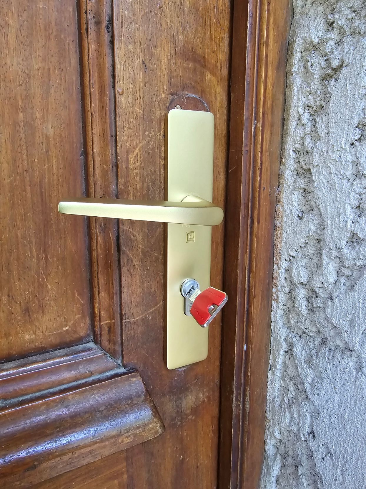 Clé verte dans une serrure d'une porte en bois