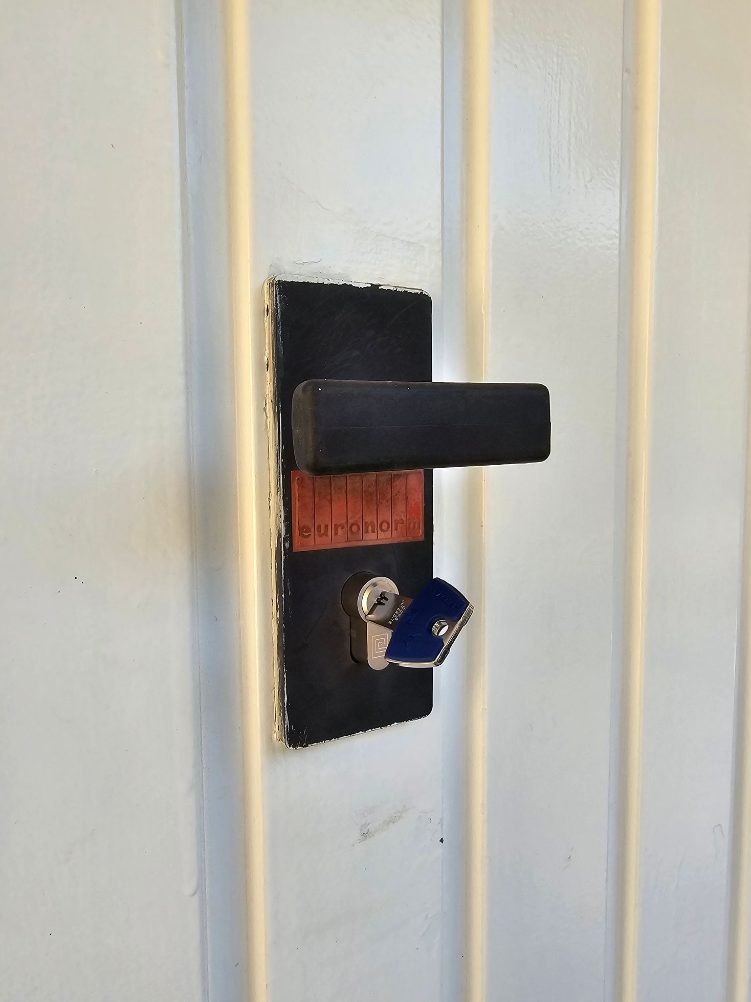 Clé rouge dans une serrure