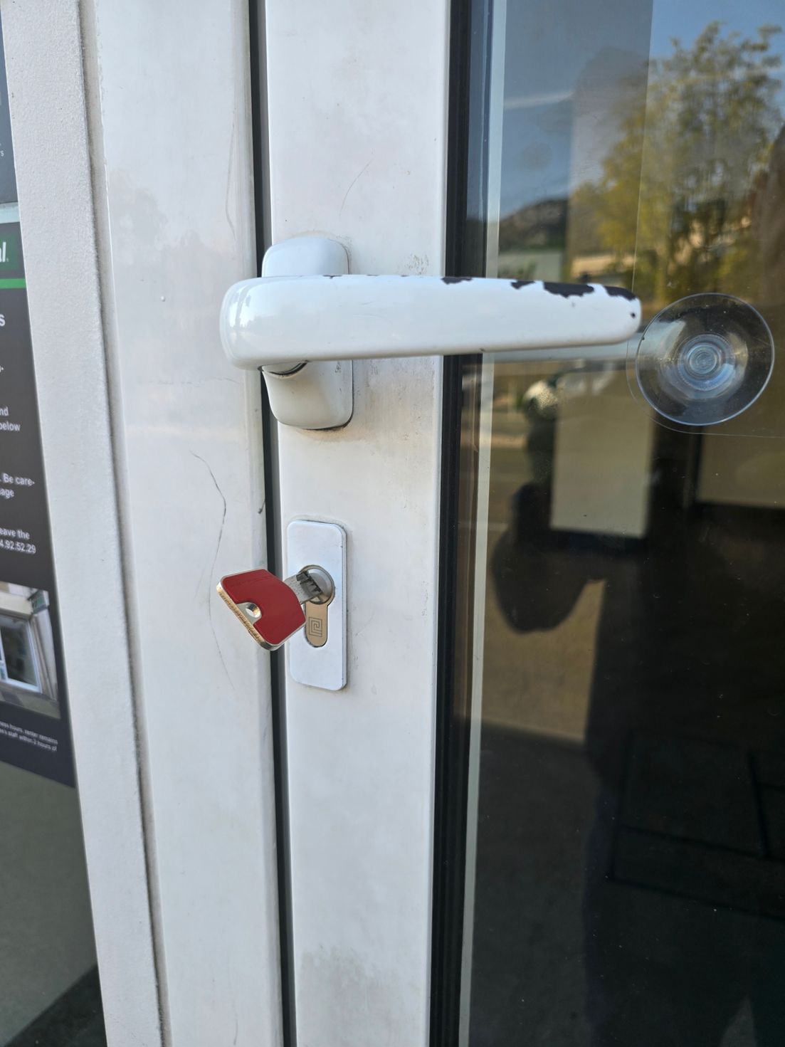 Clé rouge dans une serrure
