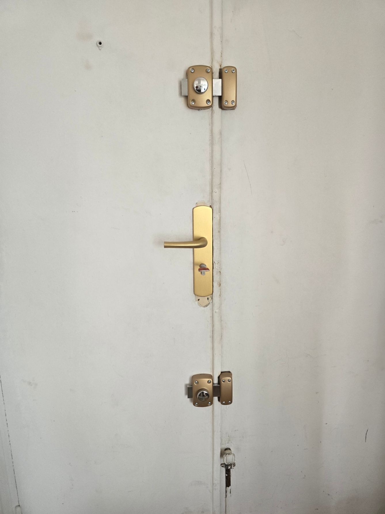 Clé rouge dans une serrure d'une porte