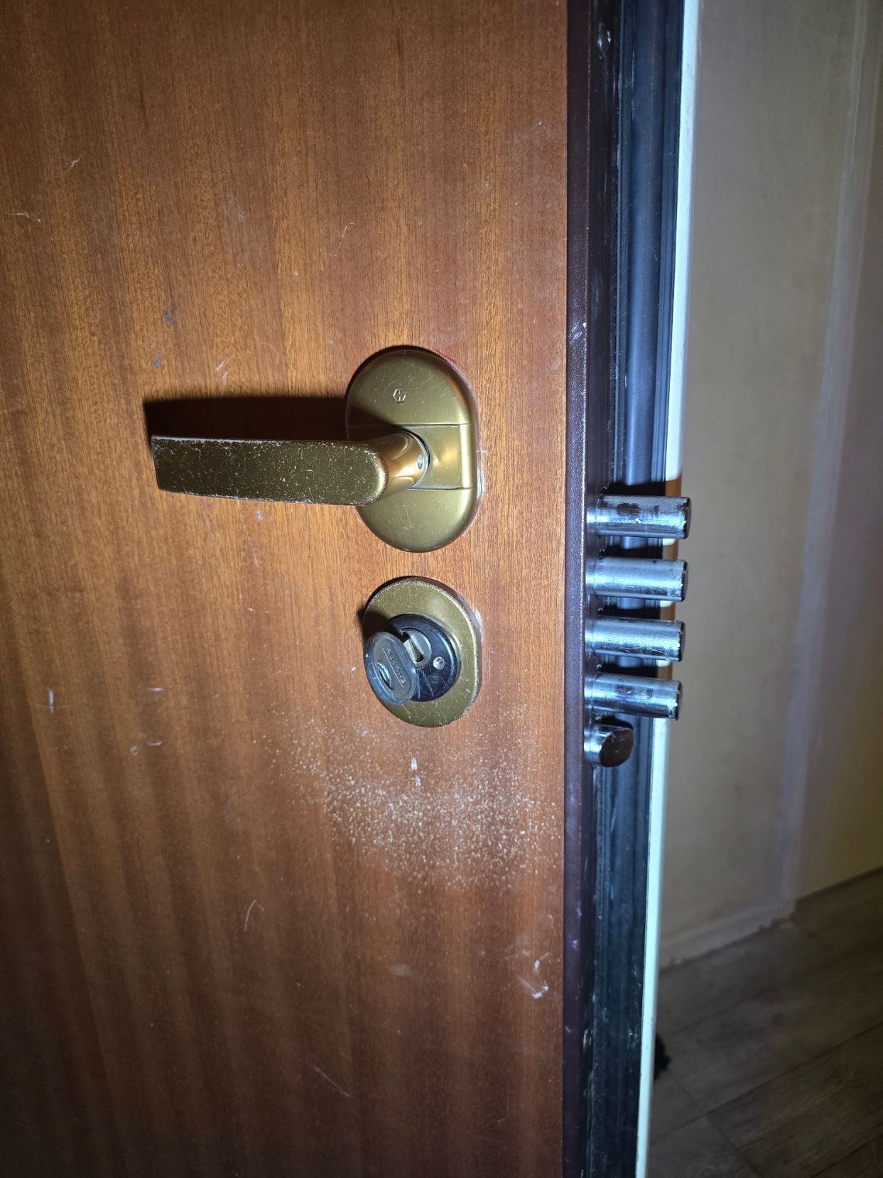 Clé rouge dans une serrure