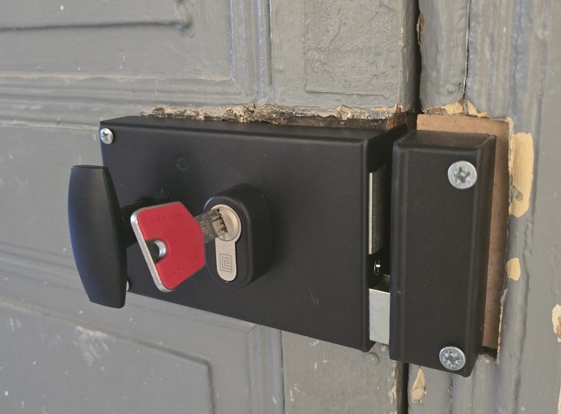 Clé dans la serrure d'une boîte aux lettres