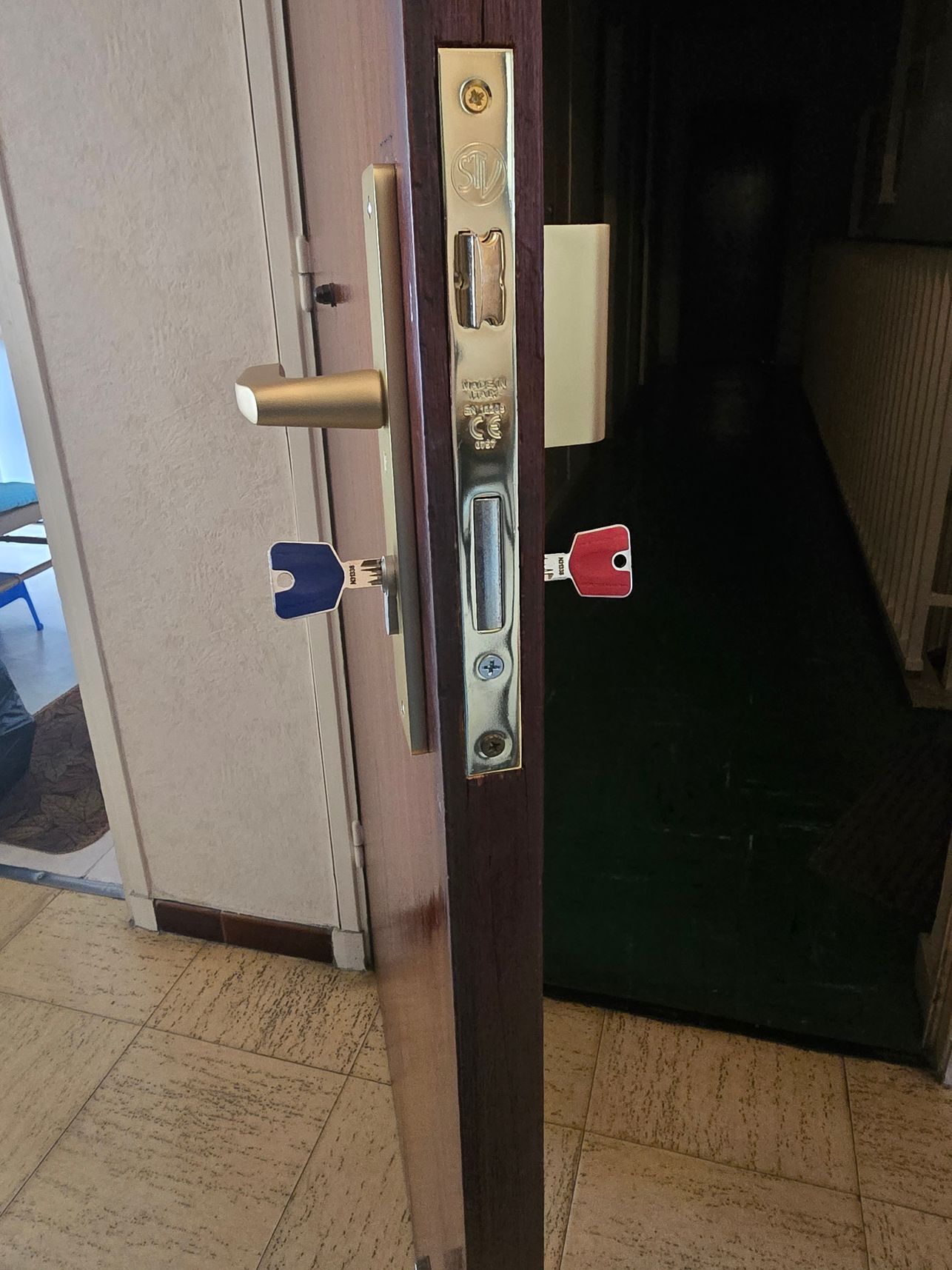 Clé dans la serrure d'une boîte aux lettres