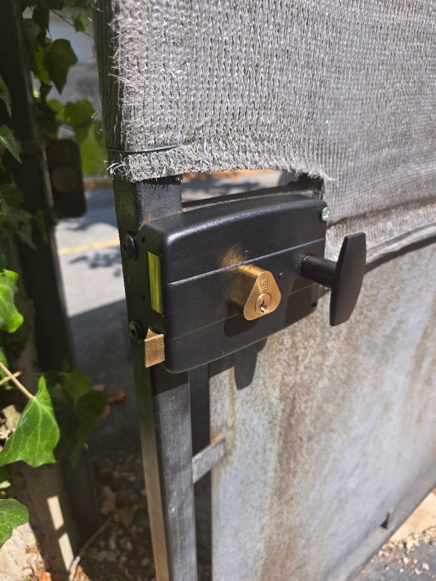 Clé dans la serrure d'une boîte aux lettres